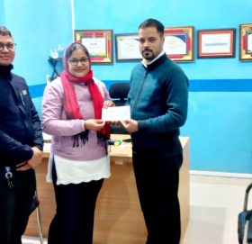 नेशनल लाइफद्वारा पन्तलाई बीमाको परिपक्व रकम भुक्तानी