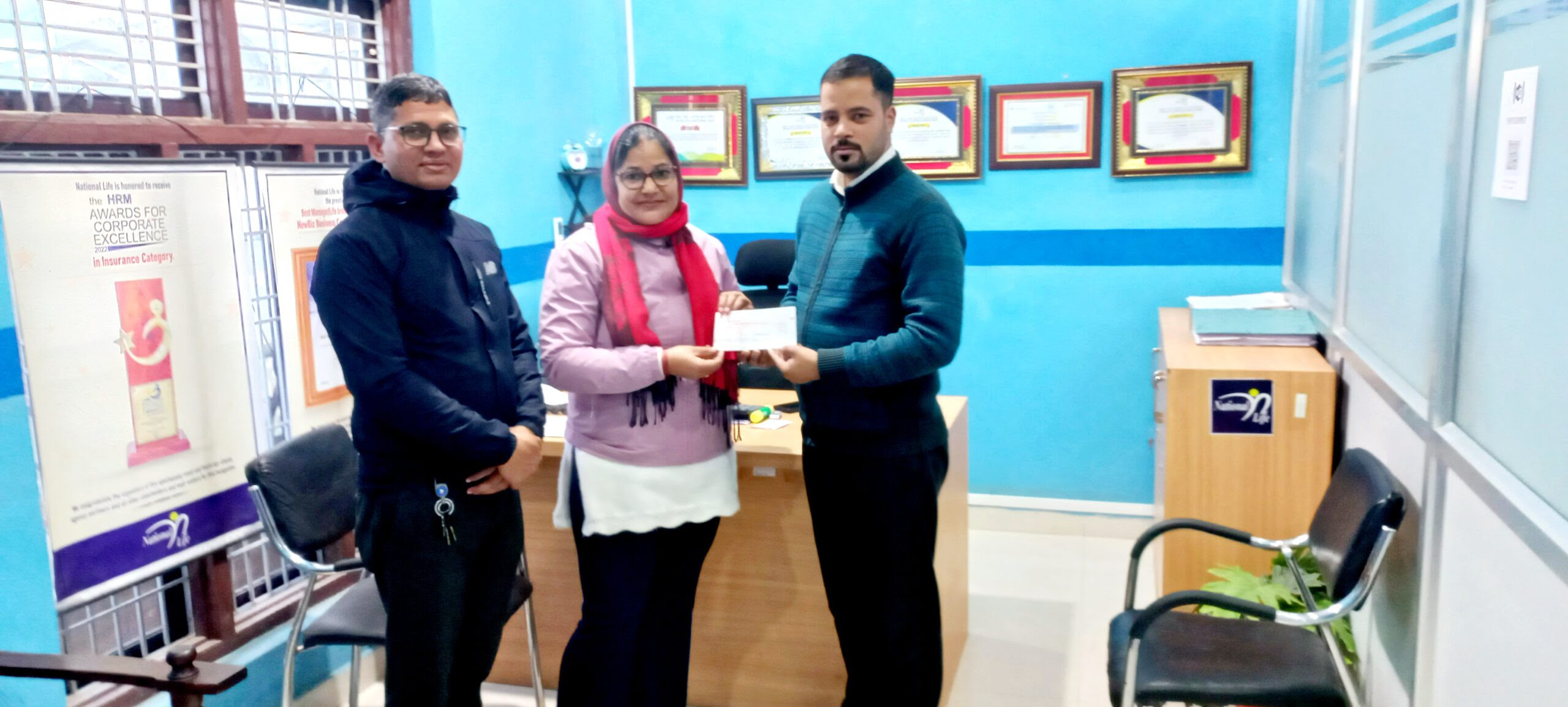 नेशनल लाइफद्वारा पन्तलाई बीमाको परिपक्व रकम भुक्तानी