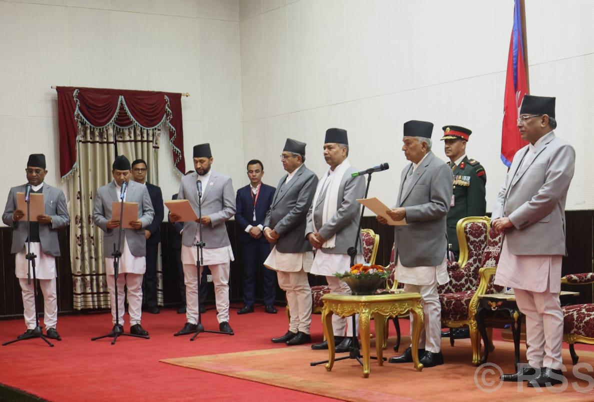 राष्ट्रपतिसमक्ष नवनियुक्त उपप्रधानमन्त्रीसहित मन्त्रीहरुको शपथ