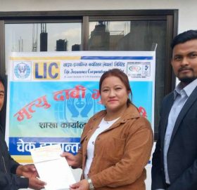 एलआइसीको चाबहिल शाखाले दियो २० लाख दाबी भुक्तानी