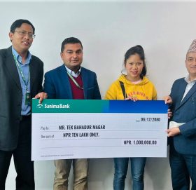 सानिमा बैंकद्वारा १० लाख रुपैयाँको बीमा दावी रकम हस्तान्तरण