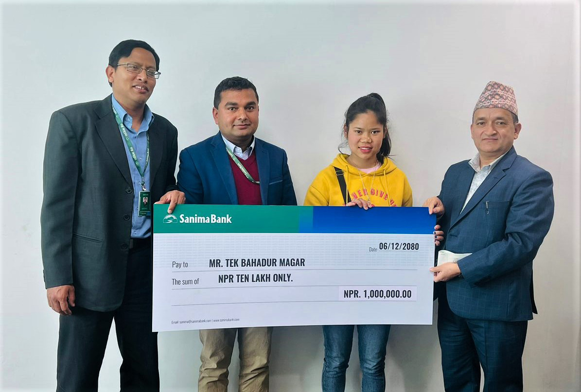 सानिमा बैंकद्वारा १० लाख रुपैयाँको बीमा दावी रकम हस्तान्तरण