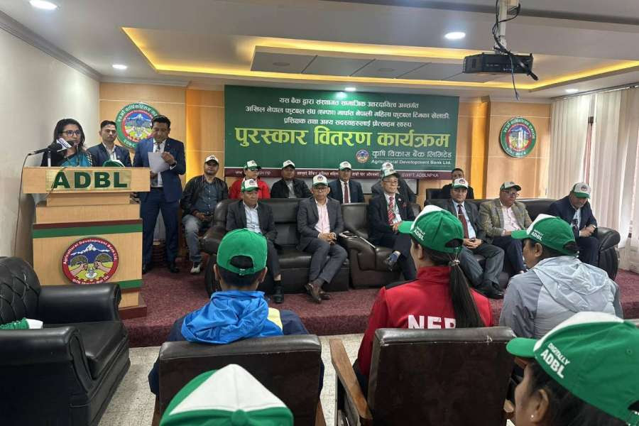 कृषि विकास बैंकद्वारा महिला फुटवल टिमलाई ६ लाख ७० हजार प्रदान