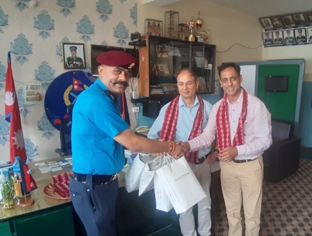 हिमालयन बैंकको संस्थागत सामाजिक उत्तरदायित्वः पर्सा प्रहरीलाई गोप्रो क्यामरा हस्तान्तरण