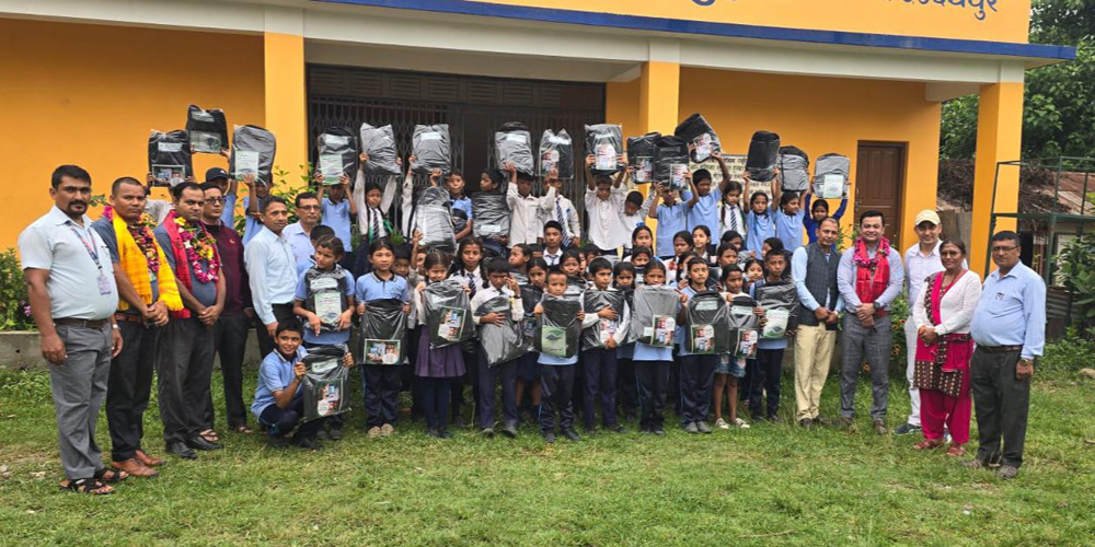 सांग्रिला डेभलपमेन्ट बैंकद्वारा श्री जनज्योति माध्यमिक विद्यालयका विद्याथीलाई व्याग वितरण