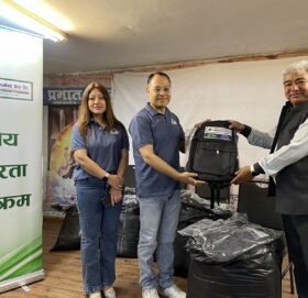 प्रभात माध्यमिक विद्यालयका विद्यार्थीलाई सांग्रिला डेभलपमेन्ट बैंकको सहयोग