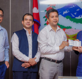 शिखर इन्स्योरेन्सद्वारा धनगढीमा नमुना विद्यालयका बालबालिकाका लागि १३ लाख सहयोग