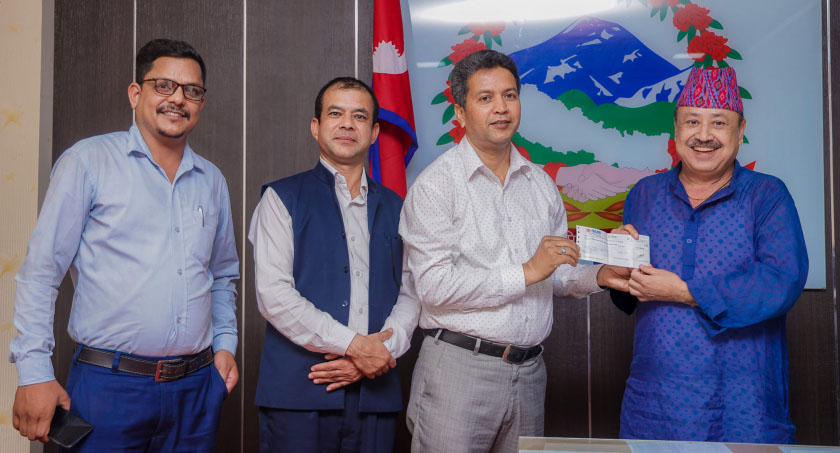 शिखर इन्स्योरेन्सद्वारा धनगढीमा नमुना विद्यालयका बालबालिकाका लागि १३ लाख सहयोग