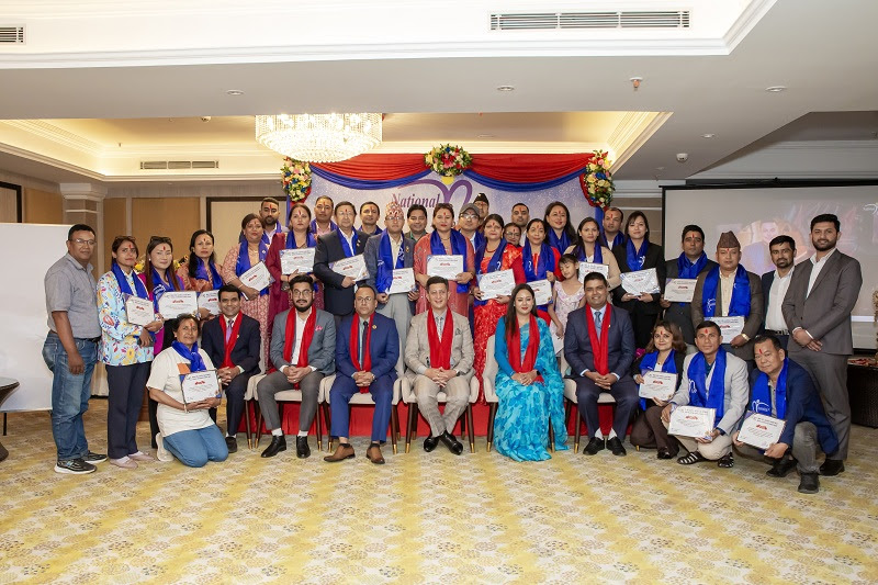 नेसनल लाइफ इन्स्योरेन्सले अभिकर्तालाई गर्‍यो सम्मान