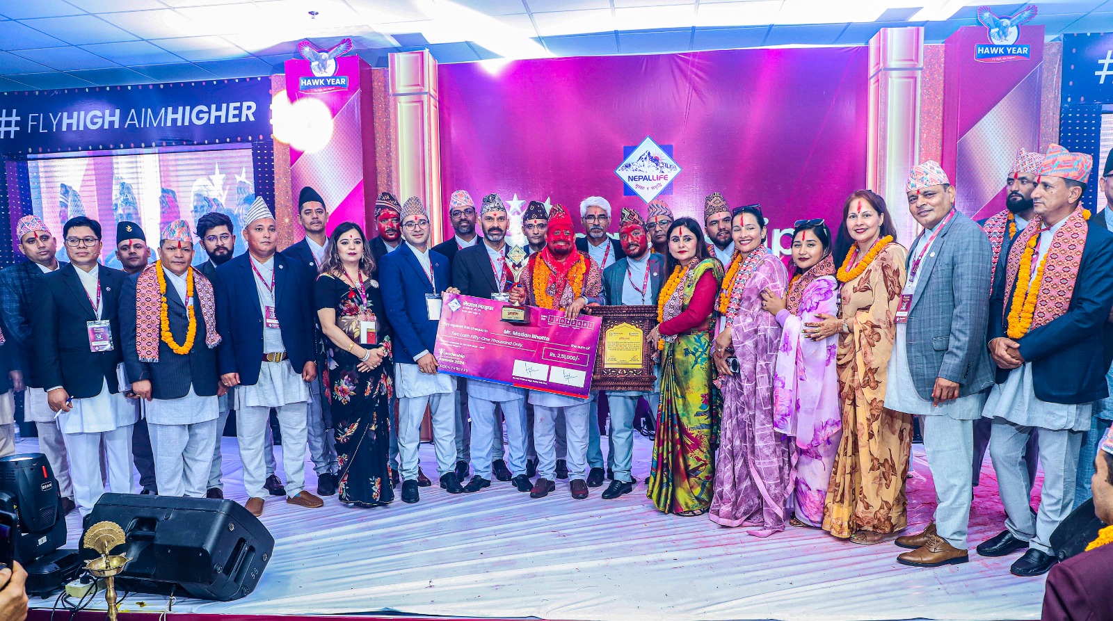 नेपाल लाइफ इन्स्योरेन्स कंचनपुर उप–शाखाका मोकेन्द्र यादव समृद्धि पदकबाट सम्मानित