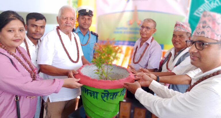 कामना सेवा विकास बैंकद्वारा स्वच्छ वातावरणका लागि गमला हस्तान्तरण