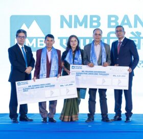 एनएमबि बैंकले पलेशालाई दियो ५ लाख १ हजार पुरस्कार, प्रशिक्षक लामा पनि सम्मानित