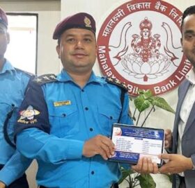 महालक्ष्मी विकास बैंकद्वारा नेपाल प्रहरीलाई सहयोग