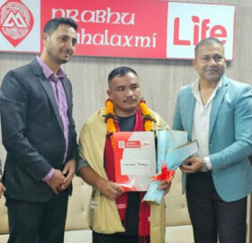 बाढीमा पसेर दाजुभाईको उद्धार गर्ने तामाङलाई प्रभु महालक्ष्मी लाइफ इन्स्योरेन्सको सम्मान