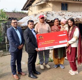 विदेशको कमाइ आइएमईमार्फत नेपाल पठाउँदा १ करोड जितेकी प्रमिलालाई घरमै पुगेर चेक प्रदान