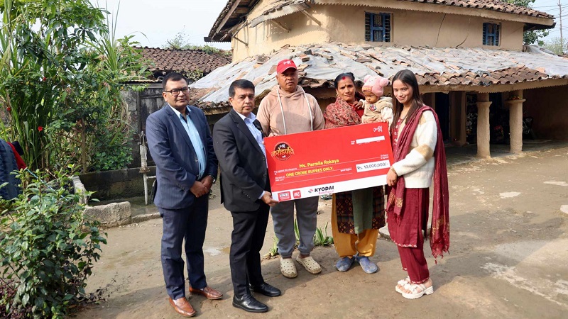 विदेशको कमाइ आइएमईमार्फत नेपाल पठाउँदा १ करोड जितेकी प्रमिलालाई घरमै पुगेर चेक प्रदान