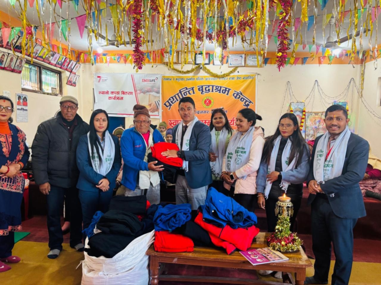 आइएमई लाइफद्वारा प्रशान्ति बृद्धाश्रमका बुवा-आमालाई न्यानो कपडा वितरण