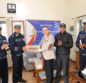 नबिल बैंकद्वारा ट्राफिक प्रहरीलाई २० थान मोबाइल सहयोग