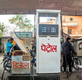 आयल निगमले पेट्रोलको मूल्य प्रतिलिटर रु. ५ र डिजल-मट्टीतेलमा रु. ४ घटायो
