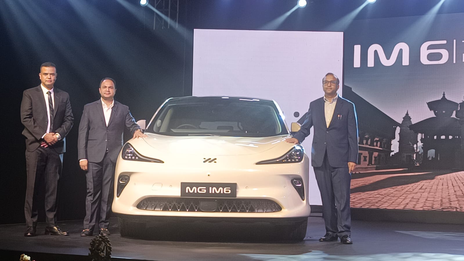 लक्जरी ईभी कार आइएम-६ नेपाली बजारमा सार्वजनिक