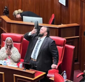 अष्ट्रेलियन सांसदले संसद बैठकमै जुत्तामा खन्याएर पिए बियर