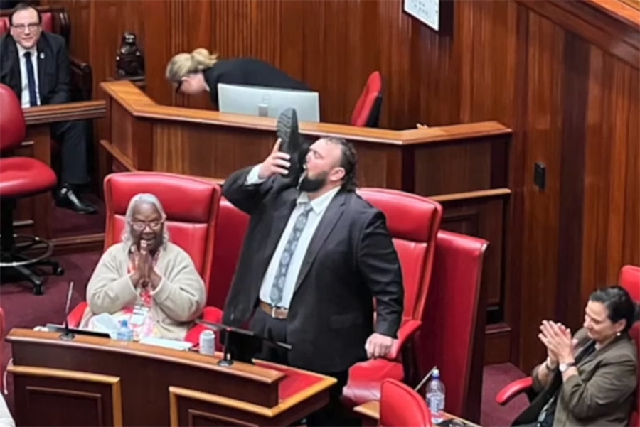 अष्ट्रेलियन सांसदले संसद बैठकमै जुत्तामा खन्याएर पिए बियर