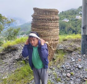 डोको, थुन्से र ढाकर बेचेर परिवार पाल्नुहुन्छ परियार