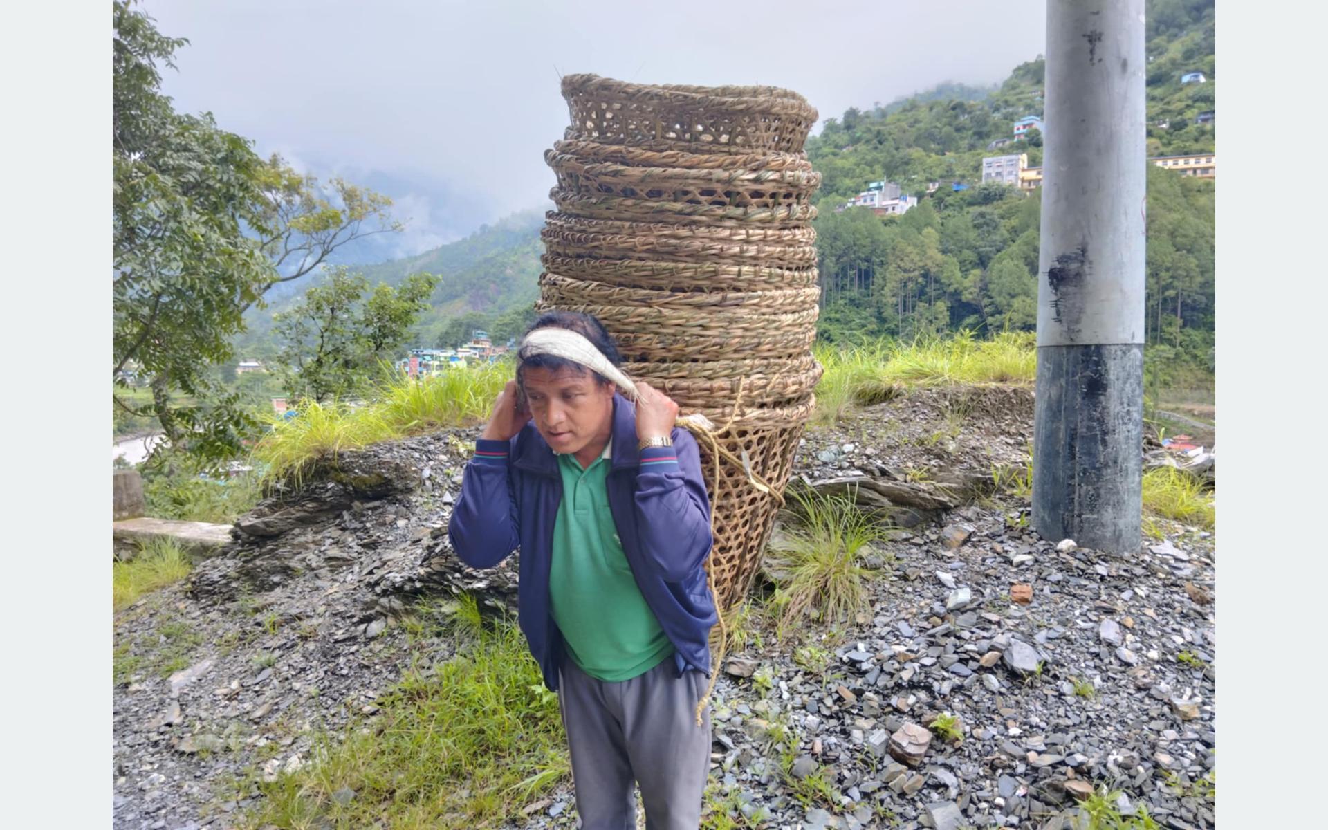 डोको, थुन्से र ढाकर बेचेर परिवार पाल्नुहुन्छ परियार