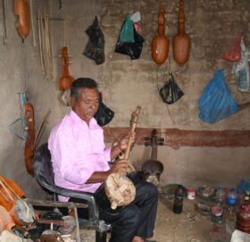 बिक्न छाडे सारङ्गी, सुनिन छाड्यो धुन