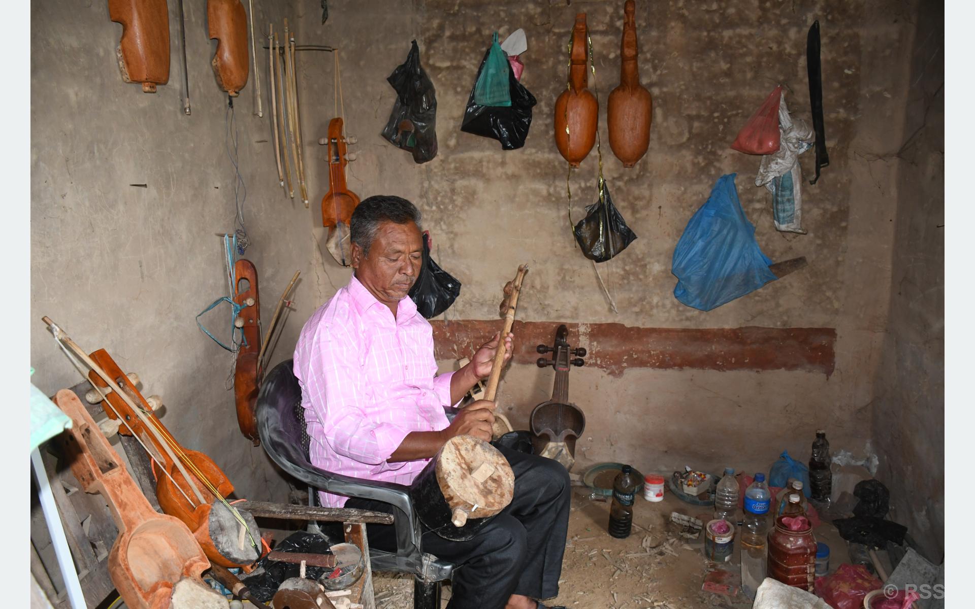 बिक्न छाडे सारङ्गी, सुनिन छाड्यो धुन