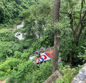 पृथ्वीराजमार्गको ऐनापहरामा बस दुर्घटना