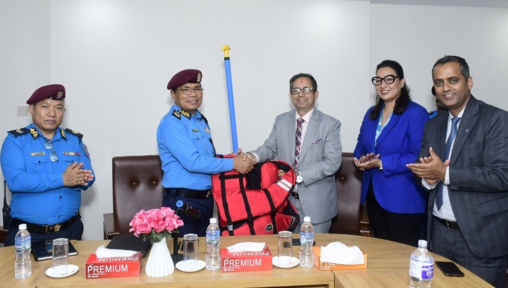 नेपाल प्रहरीलाई एनएमबि बैंकको उद्दार सामग्री