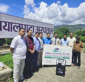 बयालपाटा अस्पताललाई सांग्रिला डेभलपमेन्ट बैंकले दियो अक्सिजन कन्सन्ट्रेटर