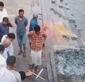 जल्दै गरेको शवबाट हड्डी निकालेको आरोपमा दुई जना पक्राउ