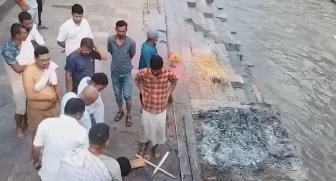 जल्दै गरेको शवबाट हड्डी निकालेको आरोपमा दुई जना पक्राउ