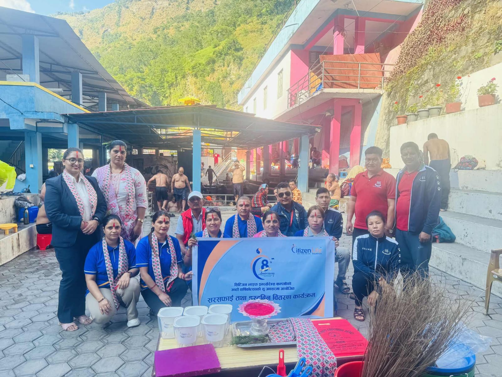 सिटिजन लाइफ म्याग्दी शाखाद्वारा तातोपानी कुण्डमा सरसफाई तथा अन्य सामग्री वितरण