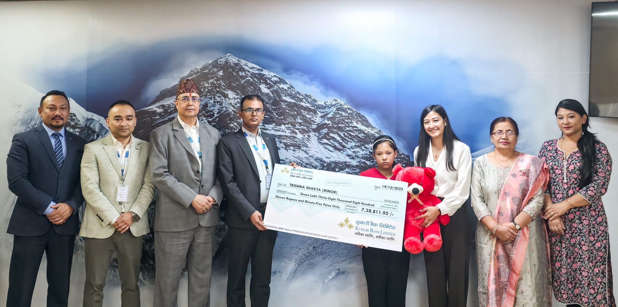 कुमारी बैंकद्वारा ‘कुमारी’ तृष्णा शाक्य लाई छात्रवृत्ति रकम हस्तान्तरण