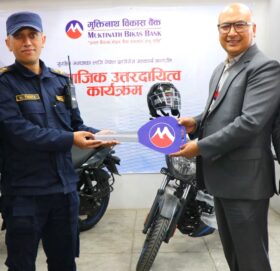 मुक्तिनाथ विकास बैंकद्वारा नेपाल प्रहरी वृत महराजगञ्जलाई दुई थान मोटरसाइकल हस्तान्तरण