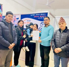 रिलायबल नेपाल लाइफ डुम्रे शाखाद्वारा ५ लाख रुपैयाँ बीमा दाबी भुक्तानी