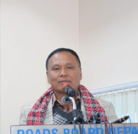 सडक मर्मतमा ढिलाइ गरिए निर्माण व्यवसायीले ‘पेनाल्टी’ तिर्नुपर्ने हुन्छः मन्त्री घिसिङ