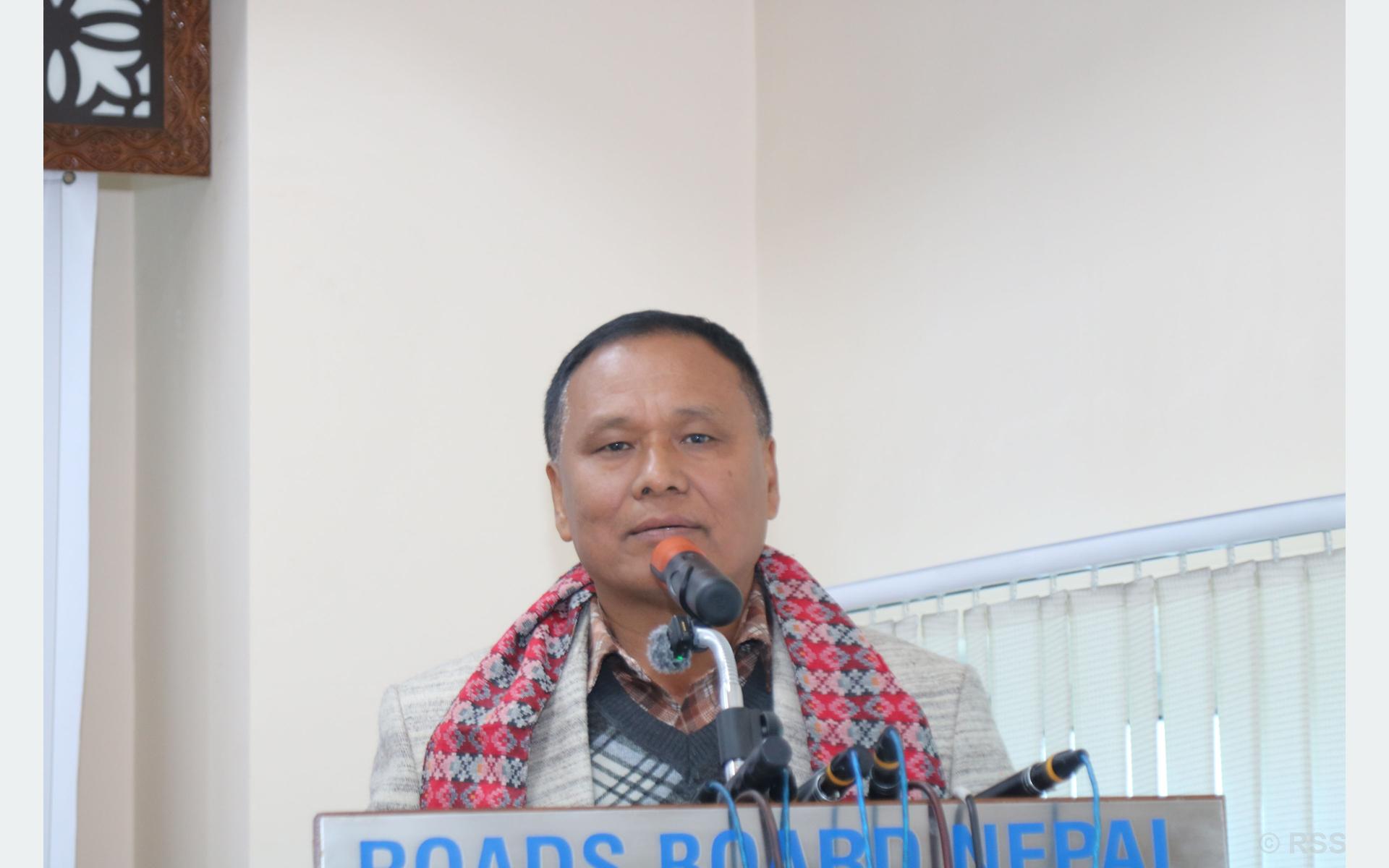 सडक मर्मतमा ढिलाइ गरिए निर्माण व्यवसायीले ‘पेनाल्टी’ तिर्नुपर्ने हुन्छः मन्त्री घिसिङ