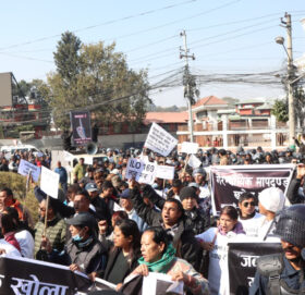 प्रदर्शनमा उत्रिए नदी किनारका बासिन्दा