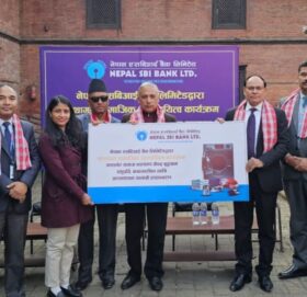 नेपाल एसबिआई बैंकल पशुपतिको बृद्धाश्रमलाई न्यानो कपडा वितरण