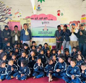 कामना सेवा विकास बैंकद्वारा भविष्य निर्माण आधारभूत विद्यालयलाई न्यानो कपडा वितरण