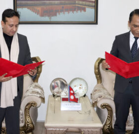 नबिल बैंकका अध्यक्ष निर्वाण कुमार चौधरीद्वारा नेपाल राष्ट्र बैंकका गर्भनरबाट शपथ ग्रहण