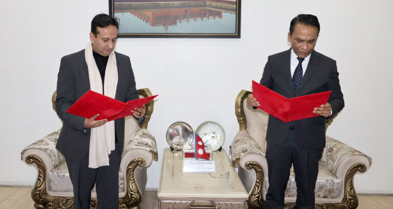 नबिल बैंकका अध्यक्ष निर्वाण कुमार चौधरीद्वारा नेपाल राष्ट्र बैंकका गर्भनरबाट शपथ ग्रहण