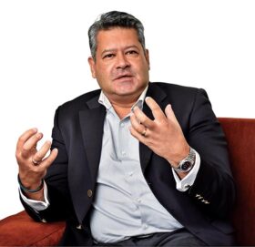 स्टान्डर्ड चार्टर्ड बैंककाे सञ्चालकबाट