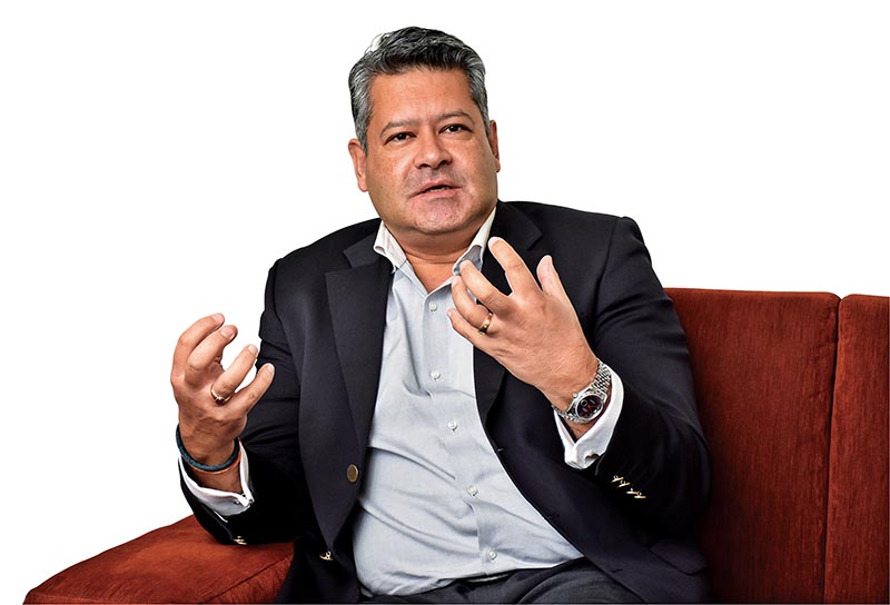 स्टान्डर्ड चार्टर्ड बैंककाे सञ्चालकबाट