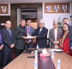 सरकारको भौतिक पूर्वाधार पुनर्निर्माण कोषमा सिद्धार्थ प्रिमियर इन्स्योरेन्सको १ करोड १ लाख सहयोग